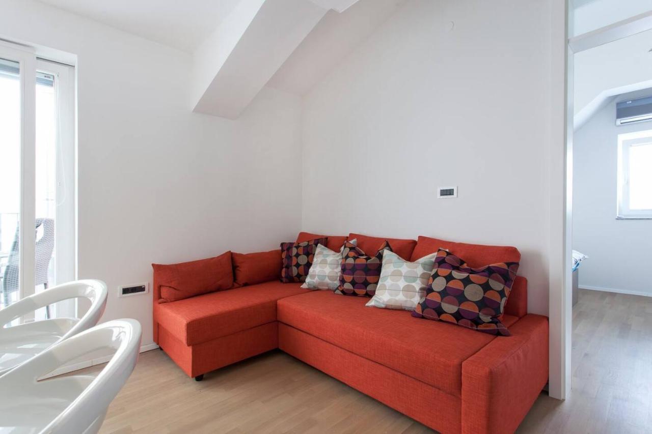 Riverbank In Centre! Apartment *